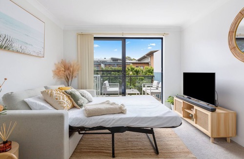 Brookvale Apartment | Big Balcony - Blissful Hideaway in Brookvale