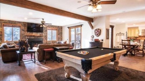 Fox Farm House | Big Bear Castle by AvantStay Private Home in Great Big Bear Location w Hot Tub