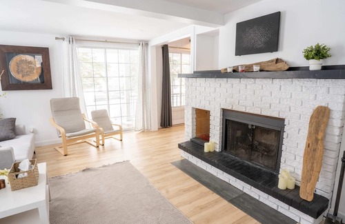 Rigaud Cabin | Big Beautiful 6 Bed Chalet Waterfront in Rigaud