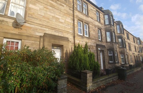 Craigleith House | Big Bedroom Close To City Center with Breakfast Included