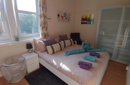 Craigleith House | Big Bedroom Close To City Center with Breakfast Included