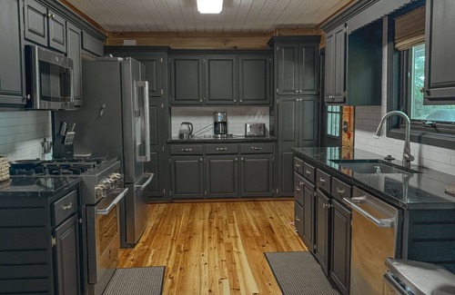Seneca House | Big Cozy Log Cabin near Clemson with Big Water Views