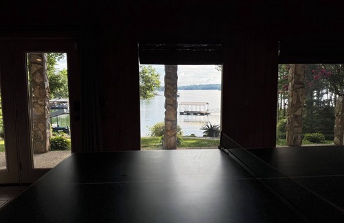 Seneca House | Big Cozy Log Cabin near Clemson with Big Water Views