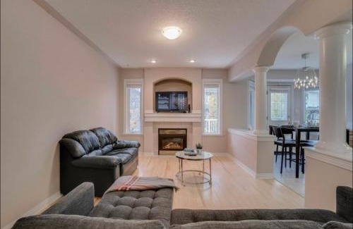 Southwest Edmonton Apartment | Big family home w/Deck, Ping Pong, BBQ & Garage