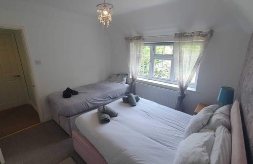 Luton House | Big Family house in London outskirts w/ hot tub (5 minutes to Luton airport!)