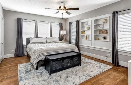 Boulevard Oaks House | BIG Groups Welcome!