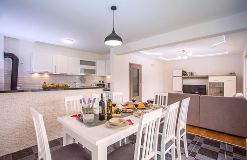 Zagvozd House | Big house for 8 people with mountain view near seaside.