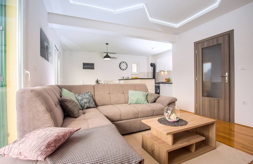 Zagvozd House | Big house for 8 people with mountain view near seaside.