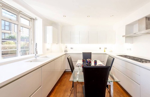 Lancaster Gate House | Big Hyde Park flat with outside space