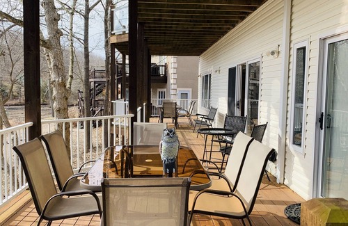 Roach House | BIG ISLAND TIME Lakefront Family Vacation Home-4Bd-4BA-Sleeps 15-Cove-Dock-Slip