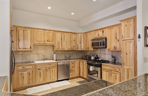 Steamboat Springs House | Big Kitchen - On Ski Bus Line - Comm Hot Tub