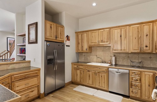 Steamboat Springs House | Big Kitchen - On Ski Bus Line - Comm Hot Tub