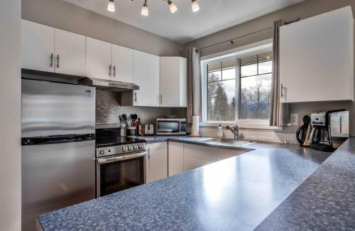 Harvie Heights Apartment | Big Mountain Views - Bright 2-story Corner Unit
