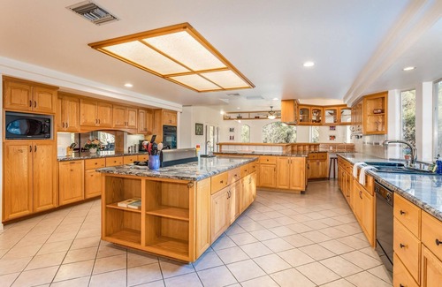 Oakhurst House | Big Oak Manor w/movie theater, hot tub, sleeping for 20!