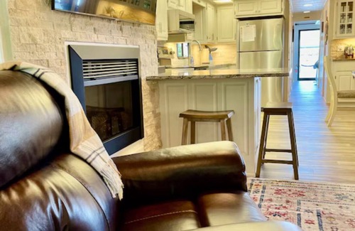Downtown Knoxville Boat Rental | Big Orange 76’ Houseboat at Vol Landing Walk to stadium Free Parking