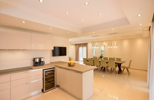 Souda Villa | Big pool - Walk to beach & grocery- Jacuzzi -BBQ