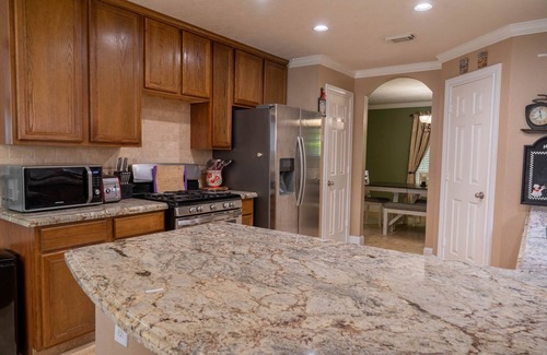 Barker House | Big Relaxing 4 bedroom house, close to I10 and 99