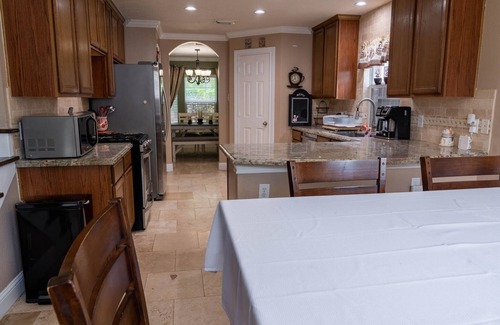 Barker House | Big Relaxing 4 bedroom house, close to I10 and 99
