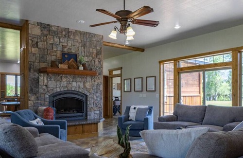 Afton Cabin | Big Ridge Meadows Cabin - creek on property!