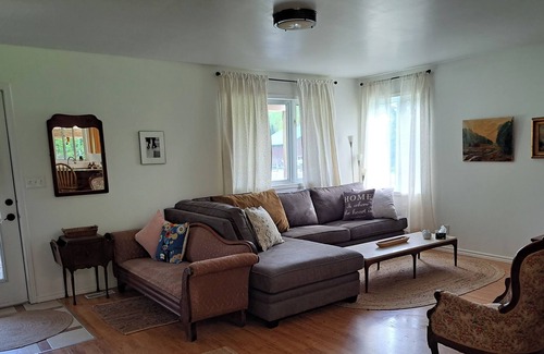 Bancroft House | Big, rustic cottage with all the amenities. Pet Friendly! Jet tub! Fire Pit!