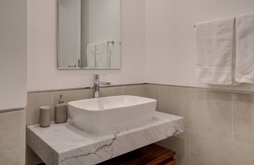 Umm Suqeim 3 Apartment | Big Terrace l Up to 4 guests l Next to Sea