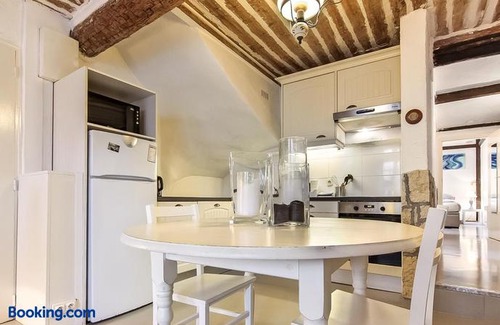 Antibes Old Town Apartment | Bijou Apartment in Safranier - Old Town Antibes