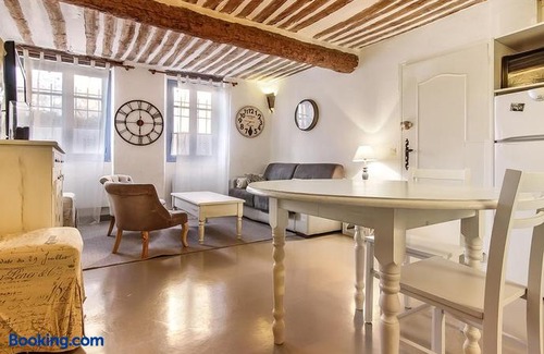Antibes Old Town Apartment | Bijou Apartment in Safranier - Old Town Antibes