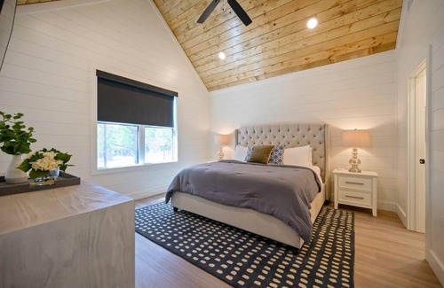 Broken Bow House | Billiard Breezeway - Stunning Detached Gameroom!