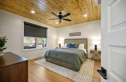 Broken Bow House | Billiard Breezeway - Stunning Detached Gameroom!