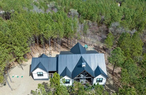 Broken Bow House | Billiard Breezeway - Stunning Detached Gameroom!