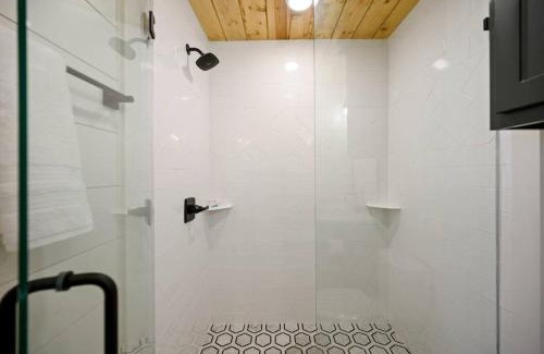 Broken Bow House | Billiard Breezeway - Stunning Detached Gameroom!