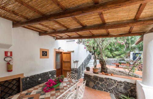 Leni House | Bilocale Verde Rosa in Salina Aeolian Islands to 900 meters from the sea