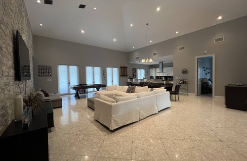 Alice Town House | Bimini Bay Island, Luxury 5 bedrooms, 70 ft dock space across from Hilton