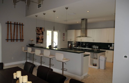 Alice Town House | Bimini Bay Island, Luxury 5 bedrooms, 70 ft dock space across from Hilton