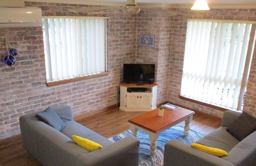Tuncurry House | BIRCHGROVE TERRACE UNIT 6 - 3 BEDROOM OPPOSITE LAKE AND RESERVE
