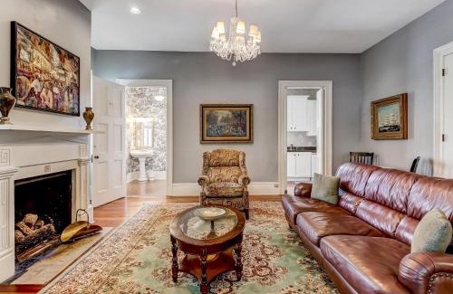 Historic Downtown Savannah House | Bird Baldwin Parlor