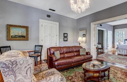Historic Downtown Savannah House | Bird Baldwin Parlor