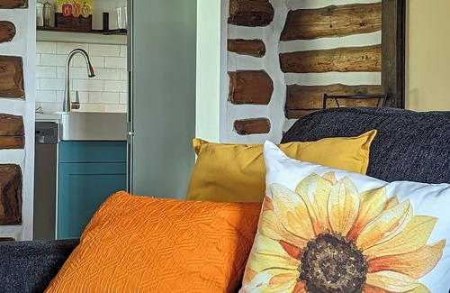 Innisfil Cabin | Bird Haven Log Cabin, Unique, charming and close to Lake Simcoe.
