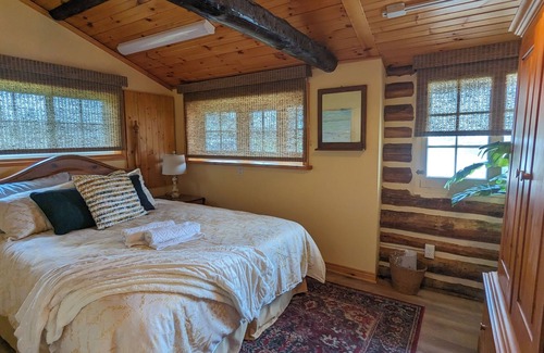 Innisfil Cabin | Bird Haven Log Cabin, Unique, charming and close to Lake Simcoe.