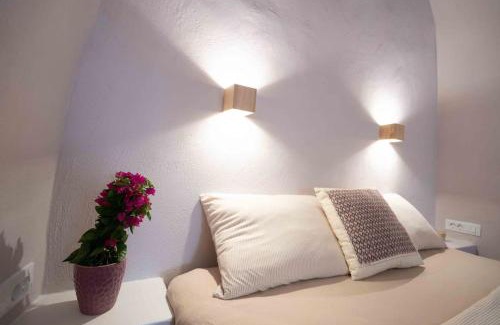 Karterados House | Bird Nest-Santorini Cave houses