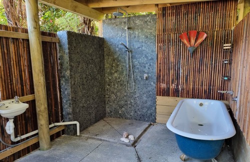 Te Kouma House | Bird Oasis on Kowhai - Peaceful. Close to Beach & Boat Ramp