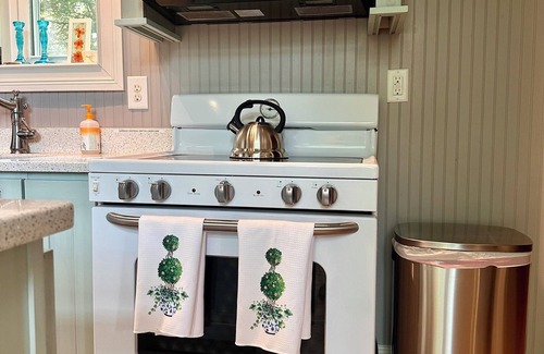 Franklin Cottage | Bird Song Guest House - Luxury Retreat in a pastoral setting - Franklin, TN