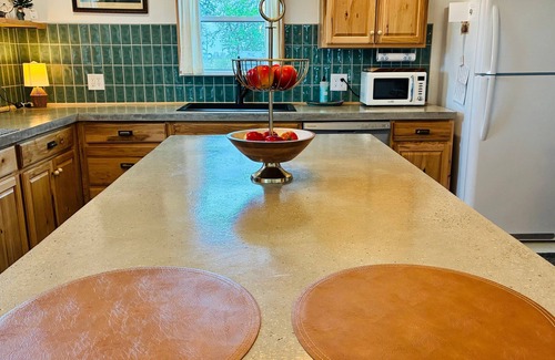 Linwood House | BIRDHOUSE BUNGALOW Charming 1-bedroom in welcoming Kawkawlin, MI with AC