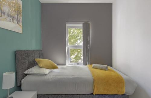 Erdington Apartment | Birmingham Contractor House sleeps 8 Private Garden near M6 Motorway Business Wi-FI