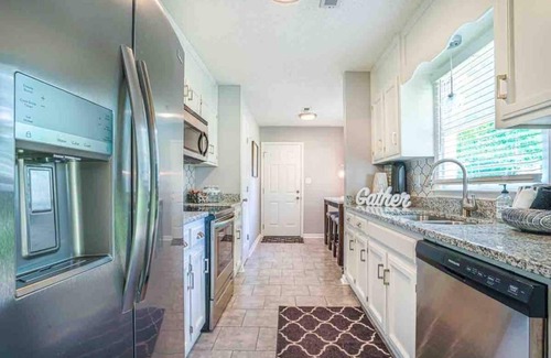 Madison House | ‘Bit-O-Glam’ Welcomes You! Beautiful 3 Bedroom 2 Bath Home!