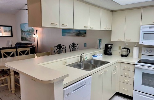 Trailer Estates Apartment | BK-near Beaches and IMG, Pool, Tennis, Pickleball, Shorewalk condo 2 Bedroom/2 Bath lake view