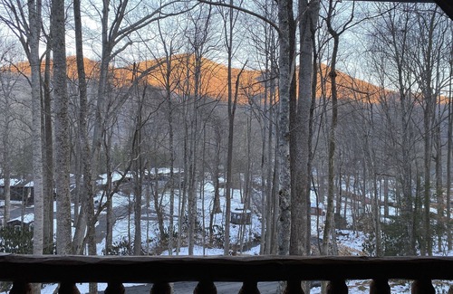 Maggie Valley Cabin | Black Bear Cabin in heart of Maggie Valley/Hot tub/Fire Pit/Bumper Pool