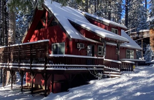 Arnold House | Black Bear Den ~ Access to Private Lake! Heat and AC