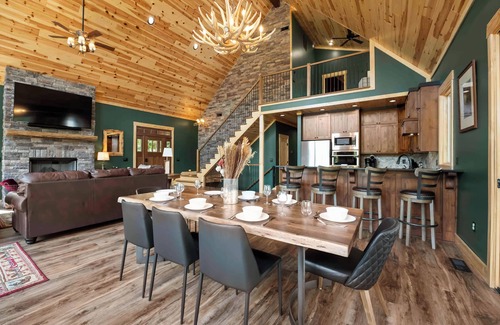 Lake Norman of Catawba House | Black Bear Lodge by AvantStay | Lakefront, Dock, Pool, Theater | Sleeps 20+