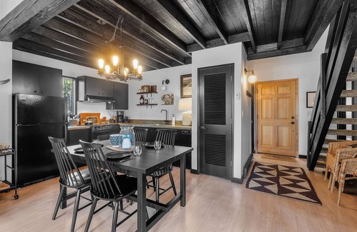 Black Butte Ranch House | Black Butte Ranch Chic Cabin, Decks backing to forested pond, Golf Course, Pools